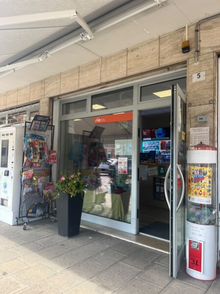Ingresso della Tabaccheria San Martino affacciata su una piazza del centro di Pianiga