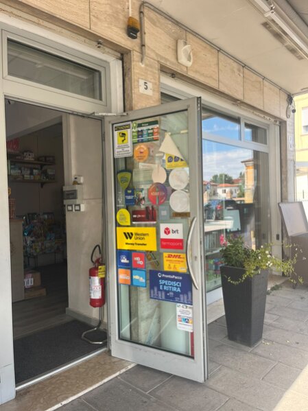 Interno della Tabaccheria San Martino con banco e scaffali