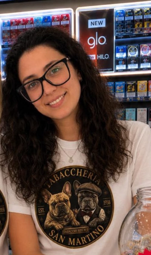 Due membri dello staff che servono i clienti in negozio