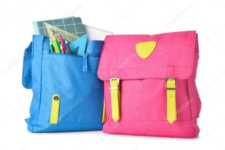 Esposizione di zaini e astucci colorati in cartoleria