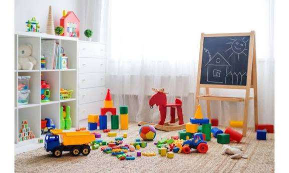 Giochi in scatola e giocattoli colorati esposti sugli scaffali