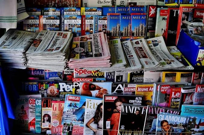 Quotidiani e riviste esposti su un’espositore da edicola