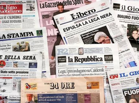 Scaffali di edicola con quotidiani, riviste e fumetti
