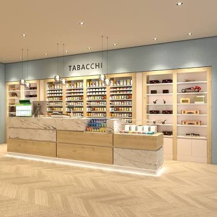 Esposizione di sigarette, tabacco e accendini in tabaccheria