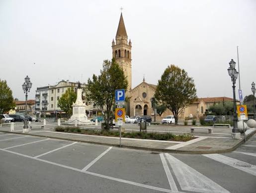 Negozio con parcheggi disponibili davanti all’ingresso